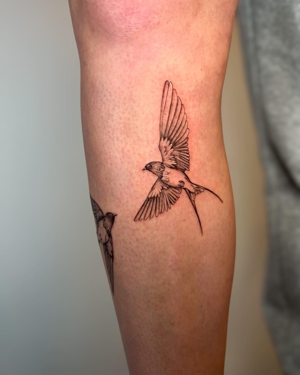 Enjoyed doing these two swallows 🤍

#tattoo #finelinetattoo #fineline #swallowtattoo #smalltattoo #tattooideas #tattooart #tattooartist #tattooartists
