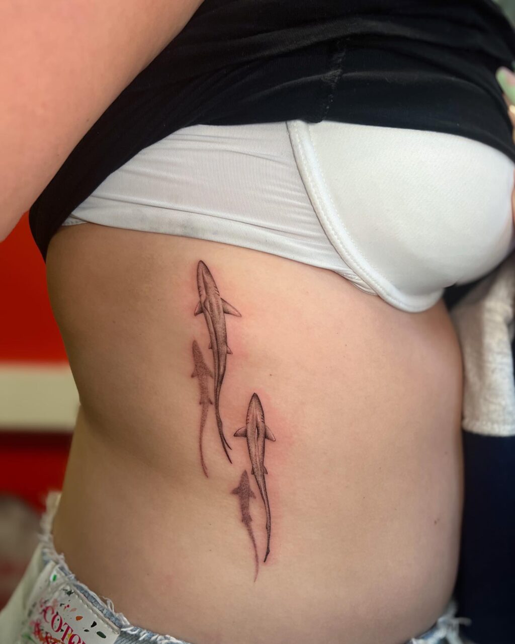 🦈🦈

Done at @sorrymamatattoosutrecht 

#sharktattoo #finelinetattoo #smalltattoo #tattooideas #smalltattoos #sharktattoos #ribtattoo #tattooart #tattooartwork #tattoo #tattooartist