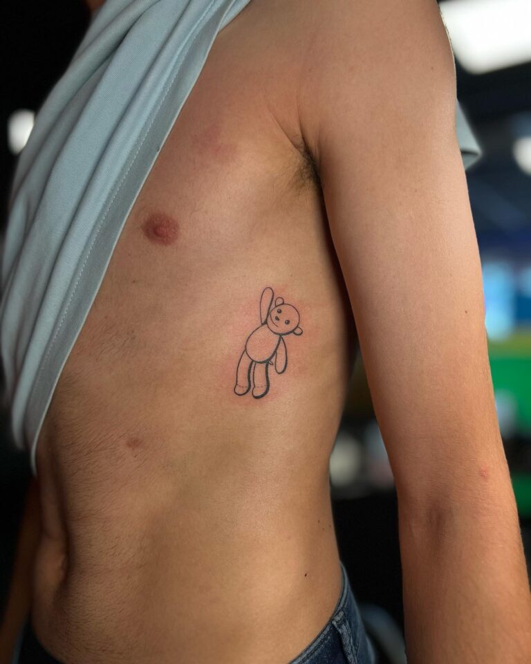 Meet Pipo 🧸

childhood teddybear for @viggodelannoy 

#tattoo #teddybear #tattooideas #tattoage #lineworktattoo