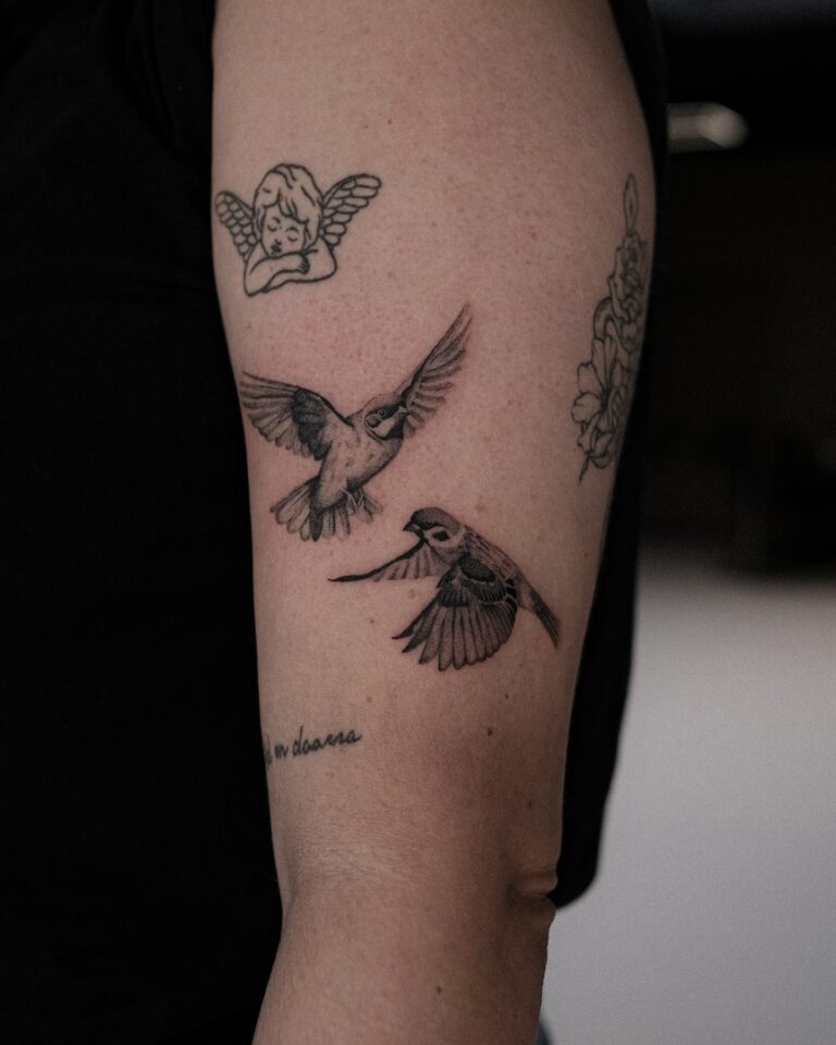 2 flying sparrows 🪶

Done at @29level in Ede 🇳🇱 

For bookings, link in my biography.

#ede #edecity #netherland #netherlandstattoo #netherlandstattooartist #microrealismotattoo #microrealism #butterflytattoo #tattooart #tattooink #butterfly #ink #singleneedle #acus #art #skin #tattooidea