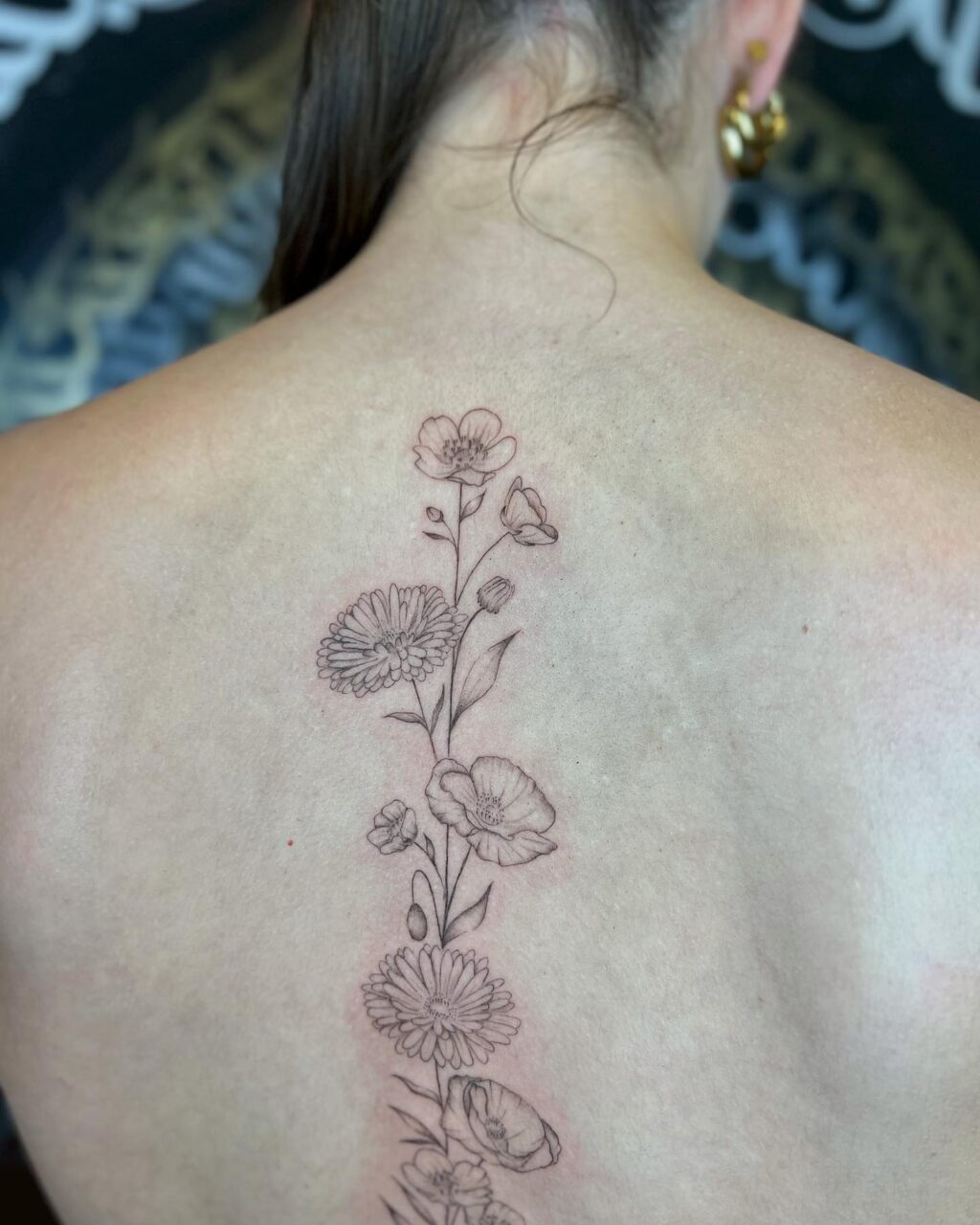 ▫️floral spine tattoo 💐▫️
•
•
•
•
•
•
 #bougainvilleatattoo
#rose #rosetattoo #tattoo #tattooideas #tattoos #tattoostudio #finelinetattoo #tatt #linework #fineline #finelinetattoos #finelinefloral #spinetattoo #finelinespinetattoo #finelinefloral